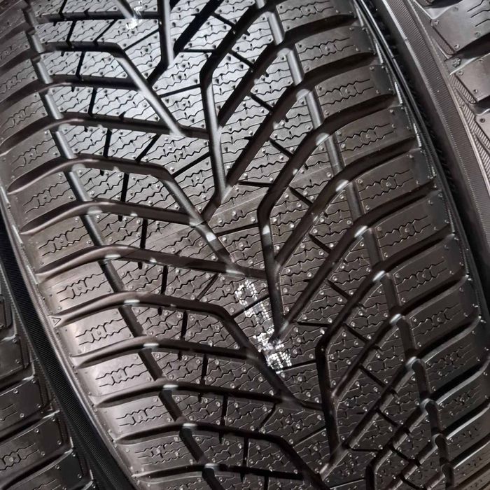 255/40/18 R18 Yokohama BluEarch 4шт нові зима