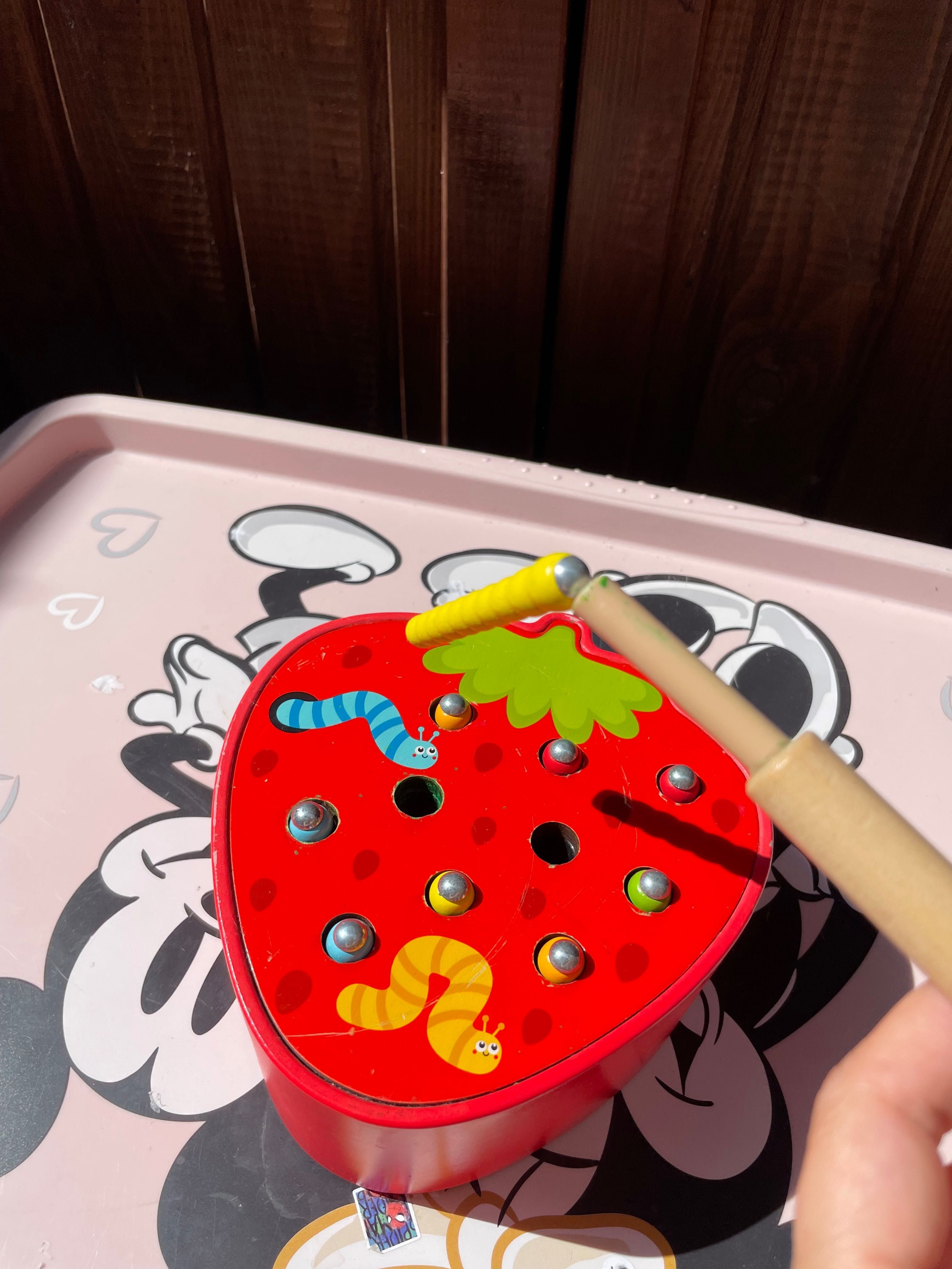 Magnetyczna zabawka sensoryczna–łapanie robaczków, drewniana truskawka
