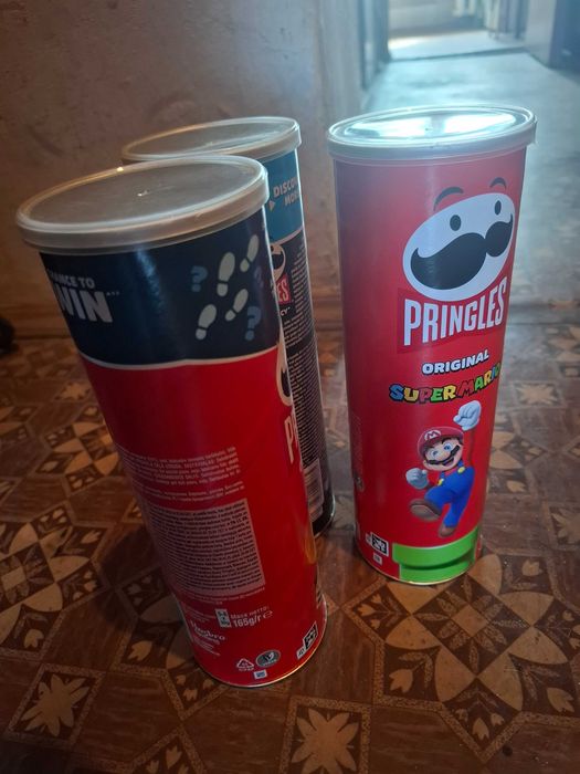 Віддам безкоштовно 8 банок з під чипсів