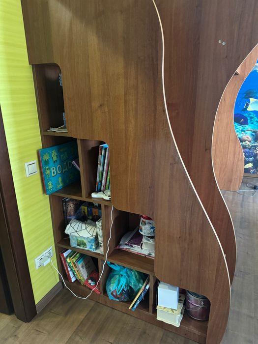 Ліжко-горище з поличками для книг