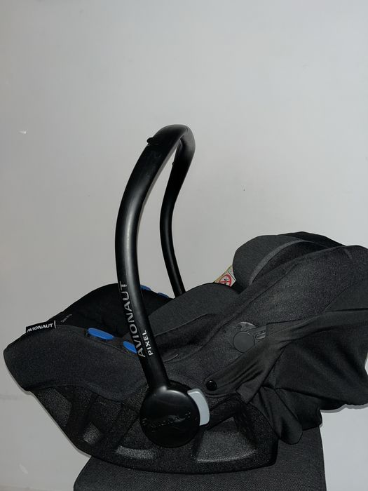 Dwa foteliki samochodowe