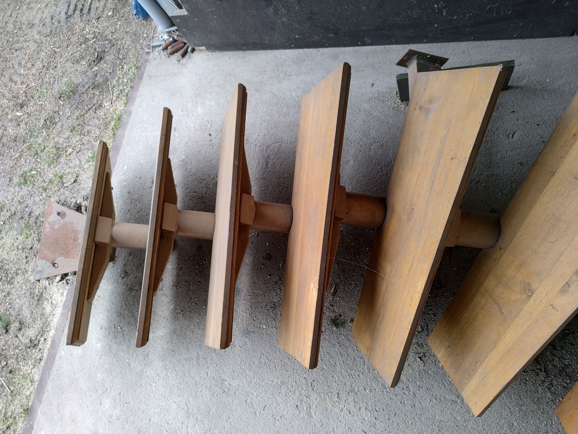 Schody drewniane zabiegowe prawe na konstrukcji stalowej