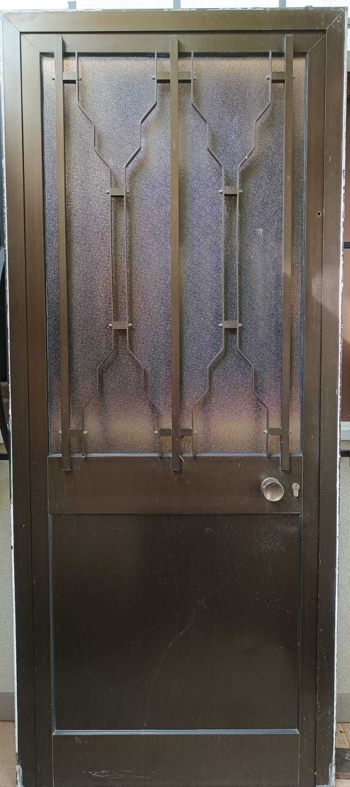Porta de alumínio + aro, com dupla fechadura
