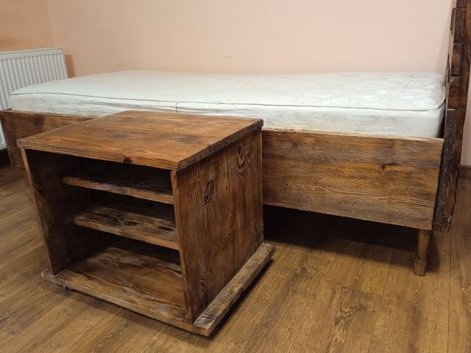 Дерев’яне ліжко з тумбою