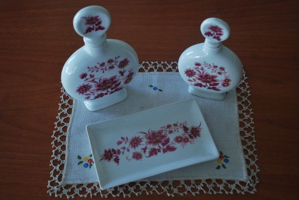 Estojo Lavatório Antigo (Saboneteira e Frascos) Porcelanas Guillen