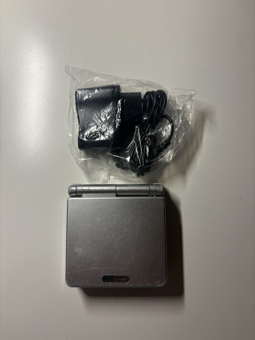 Gameboy Advance SP (srebrny) + ładowarka