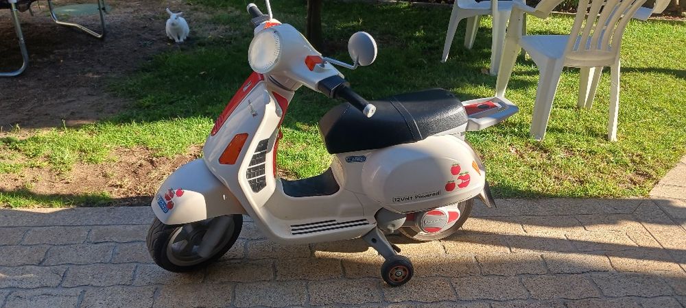 Scooter para crianca peg perego vespa  eletrico