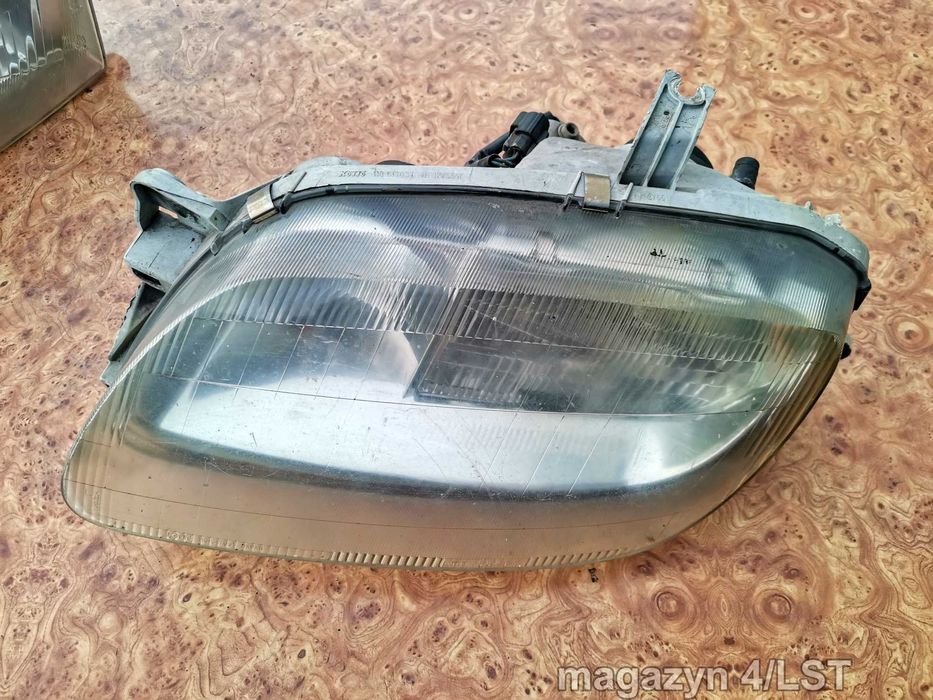 Mazda 323 C V Lampa przód