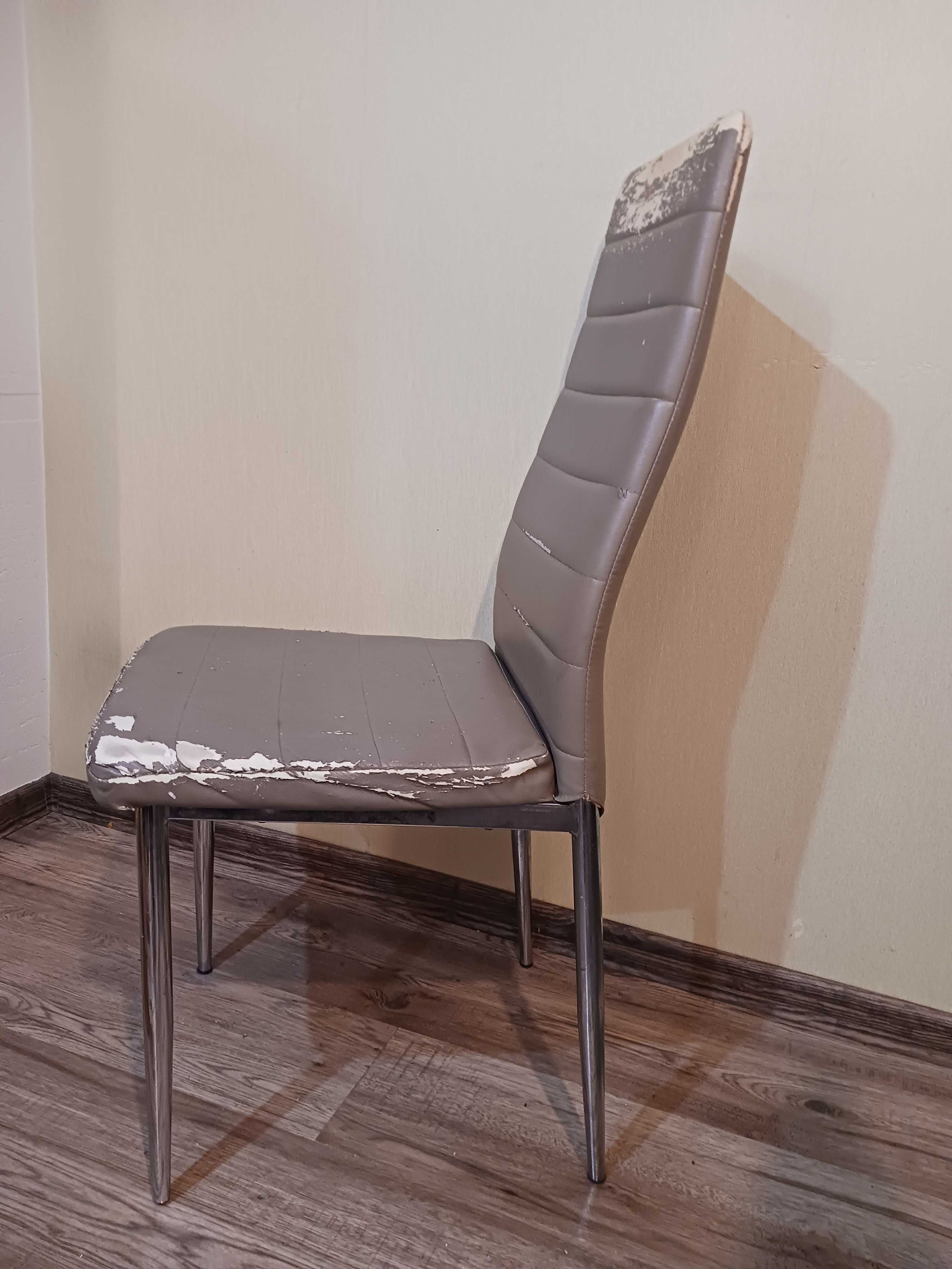 krzesła z fioletowymi pokrowcami