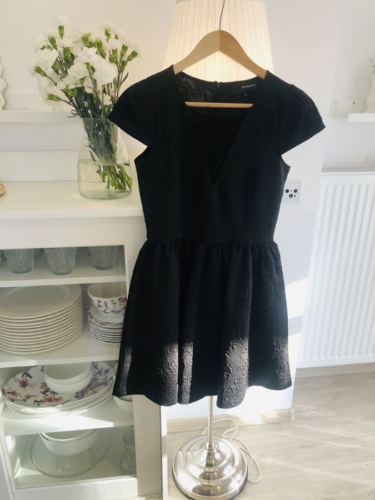Czarna sukienka wizytowa Reserved S /36