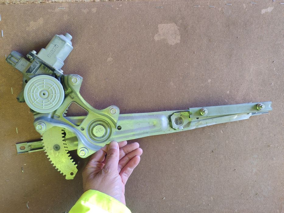 Передній правий скло підіймач дверейMitsubishi outlander Sport.ASX