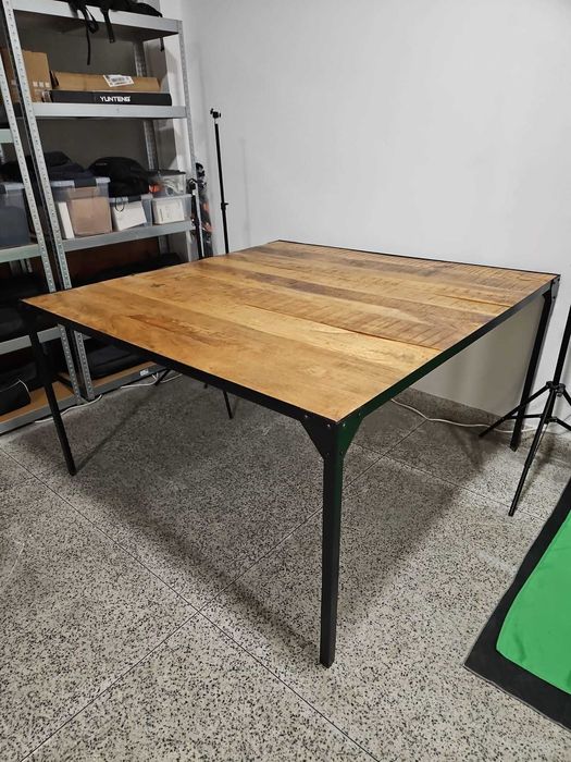 Mesa em madeira e estrutura metálica,fácil de desmontar e transportar!