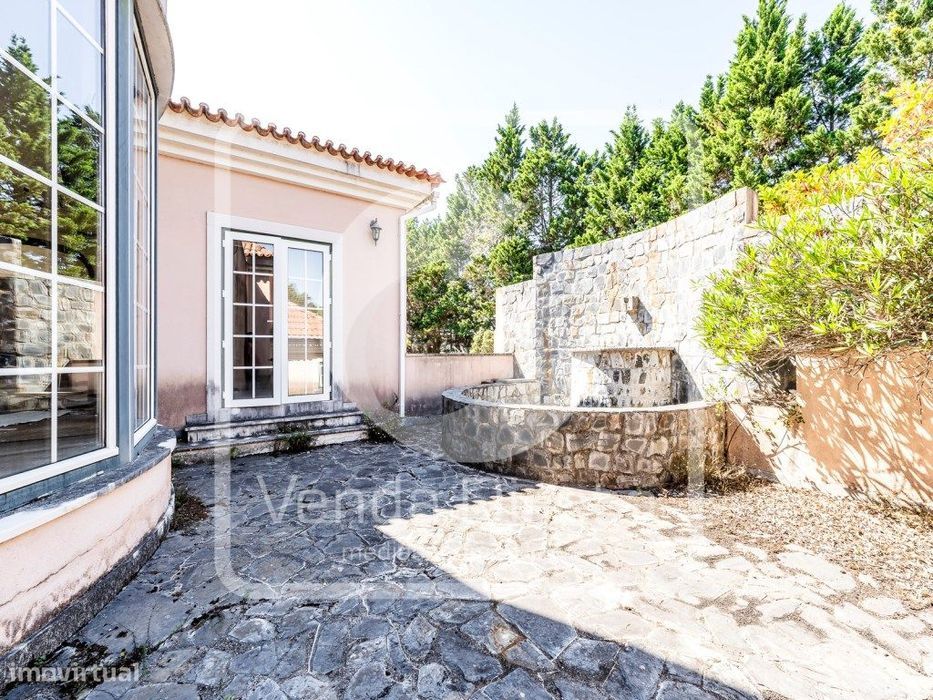 Moradia V7 Isolada em Belas, próximo ao campo de golfe.