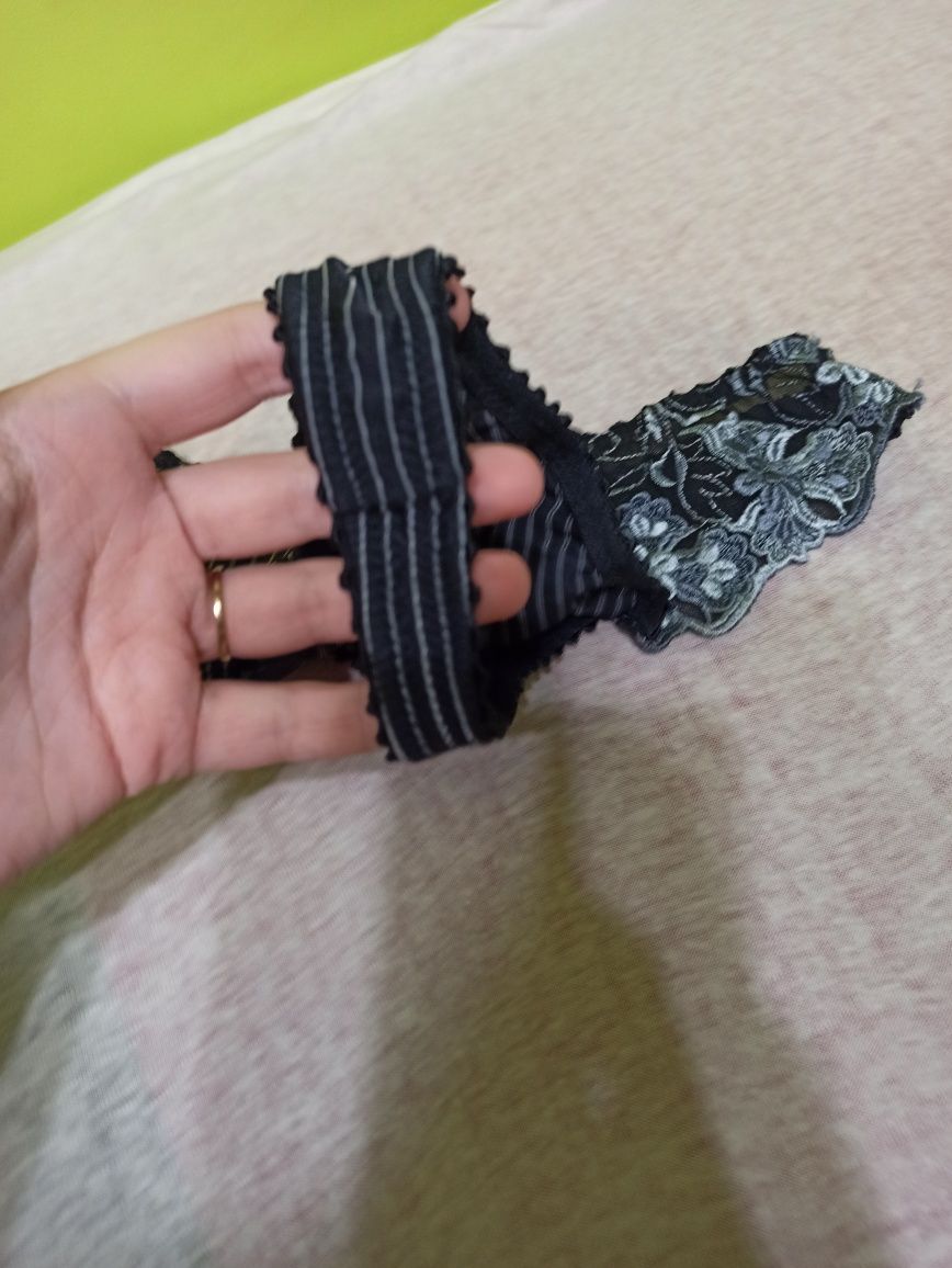 Stringi damskie w paseczki z koronką