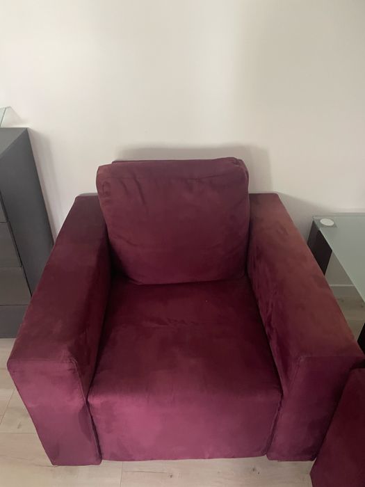 Rozkladana fioletowa kanapa i fotel