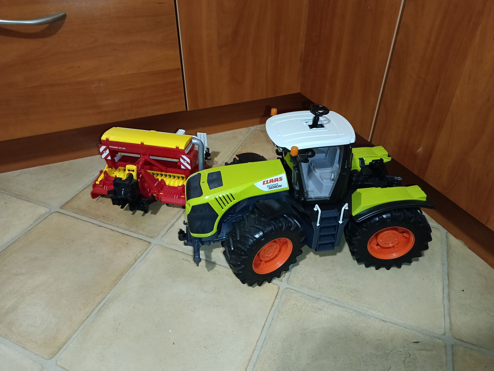 Traktor Bruder Claas Xerion 5000 + Siewnik Pottinger Vitasem 302 ADD