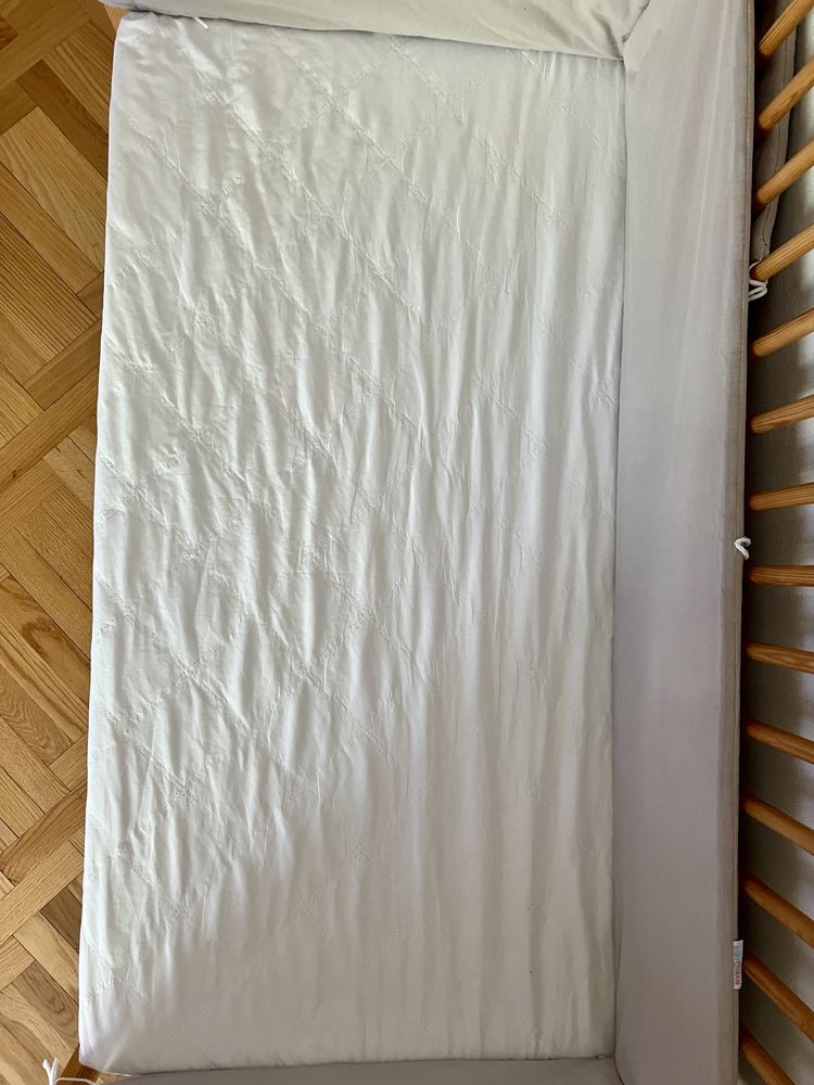 Łóżeczko dziecięce z materacem