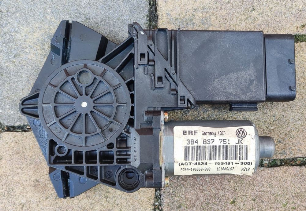 Silniczek podnośnika szyby VW Passat B5 FL 3B4.837.751