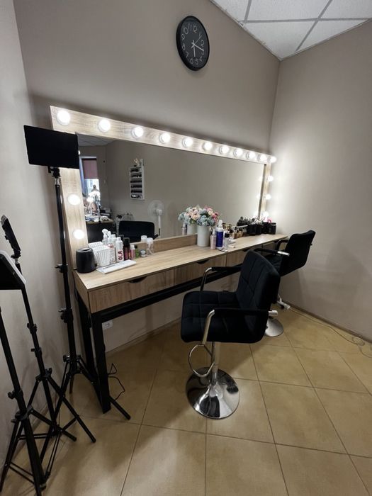 Гримерний столик, дзеркало для візажиста