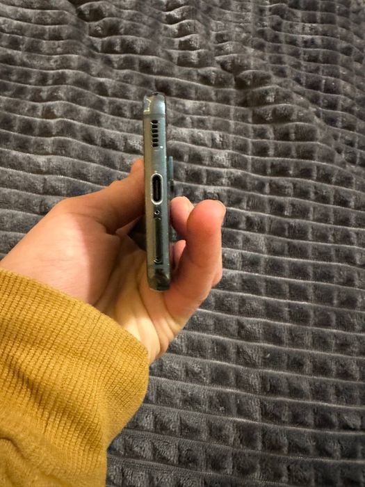 S22 гарний стан 128 гб є подряпини по корпусі