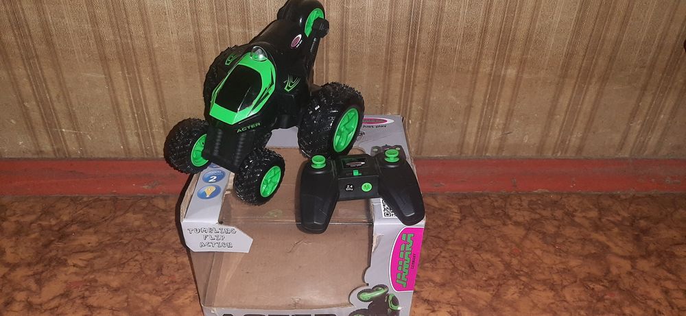 Машинка перевертышь на радиоуправлении.