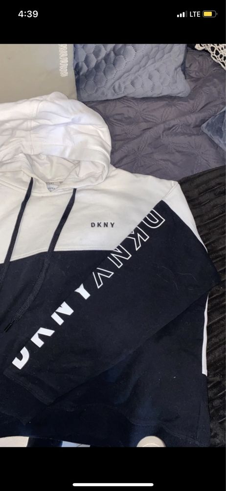 Bluza z kapturem bialy czarny DKNY