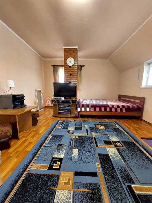 Заміський будиночок поряд із містом