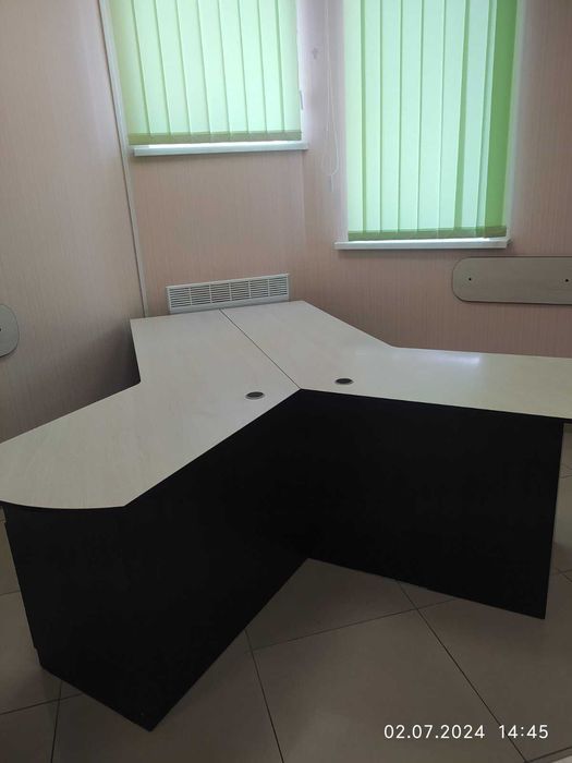 Столи офісні.Стіл дугоподібний(як для рецепції). У розкладеному стані.