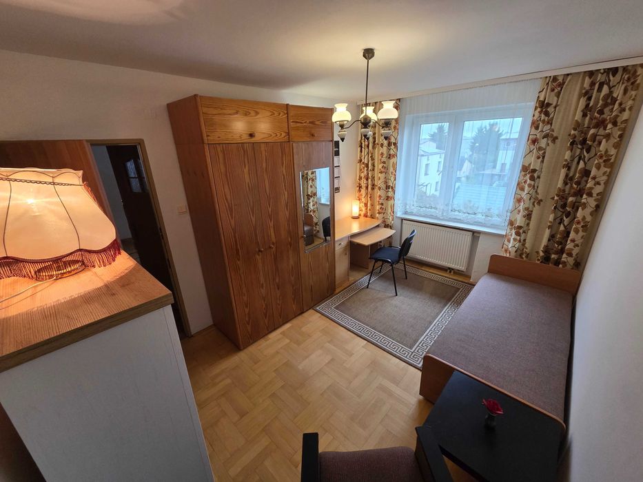 Duży (16m2) jednoosobowy pokój dla kobiety uczącej się lub pracującej