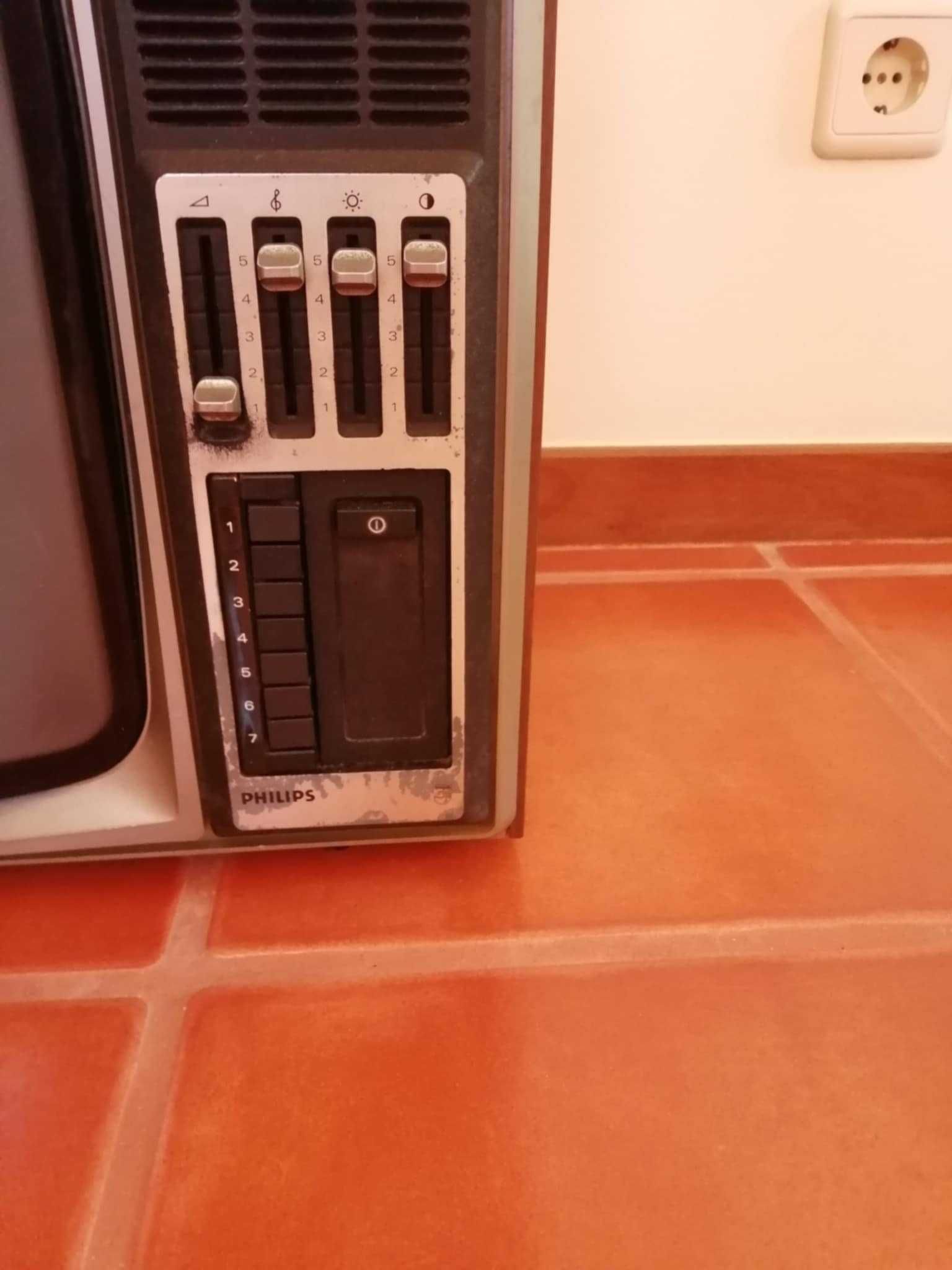 Televisão antiga preto e branco
