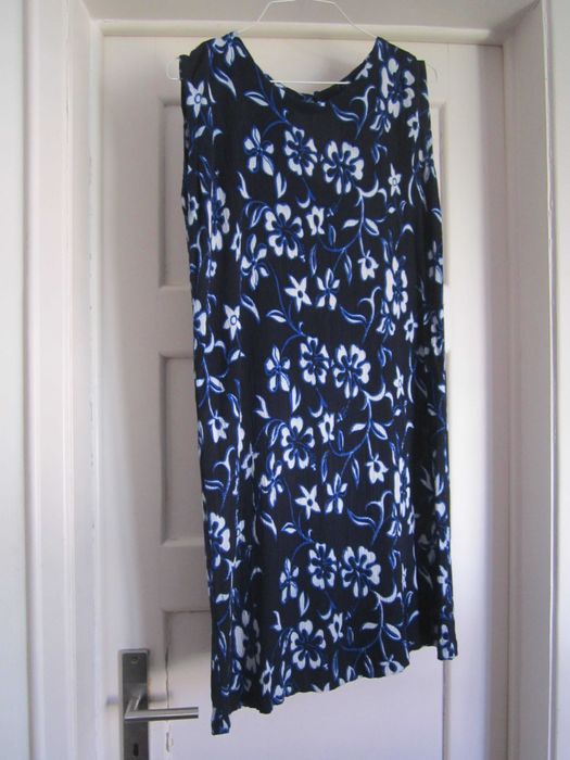 Vestido azul floral 48/50 abertura costas c botão racha, manga à cava