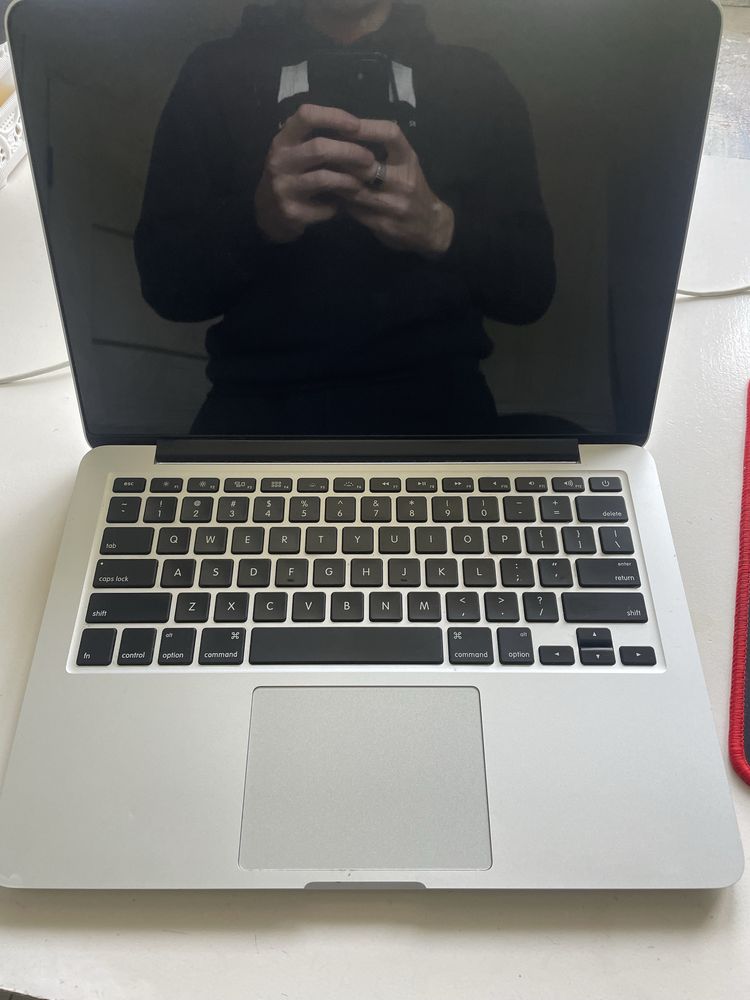 Macbook pro 13 i7 16/512 gb, батарея держит долго! Состояние супер