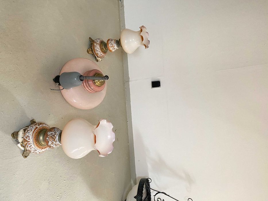 Mesa, cadeiras, 1 candeeiro alto, 2 teto.