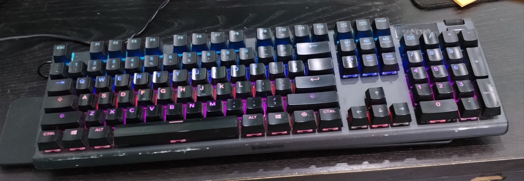 Teclado steelseries apex 5