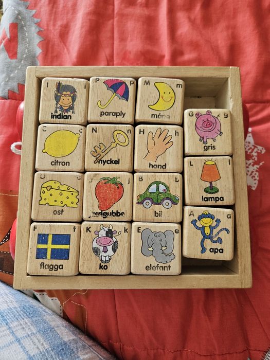 деревянные кубики с буквами, цифрами и рисунками, которые используются