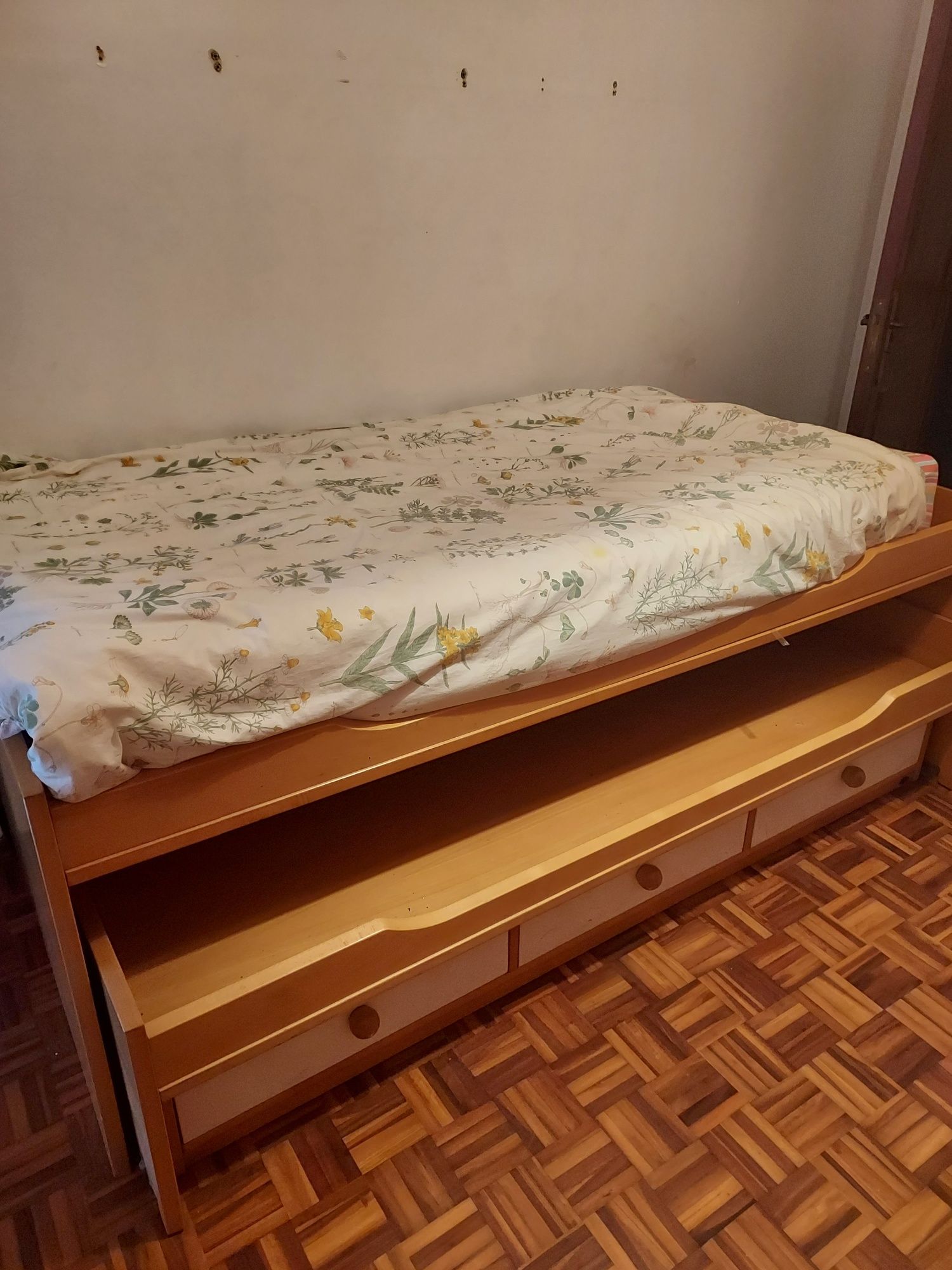 Cama dupla, escrivaninha e móvel em madeira e muito bom estado.