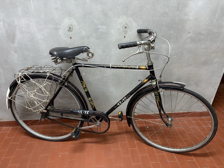 Pasteleira ye-ye homem (3 bicicletas)