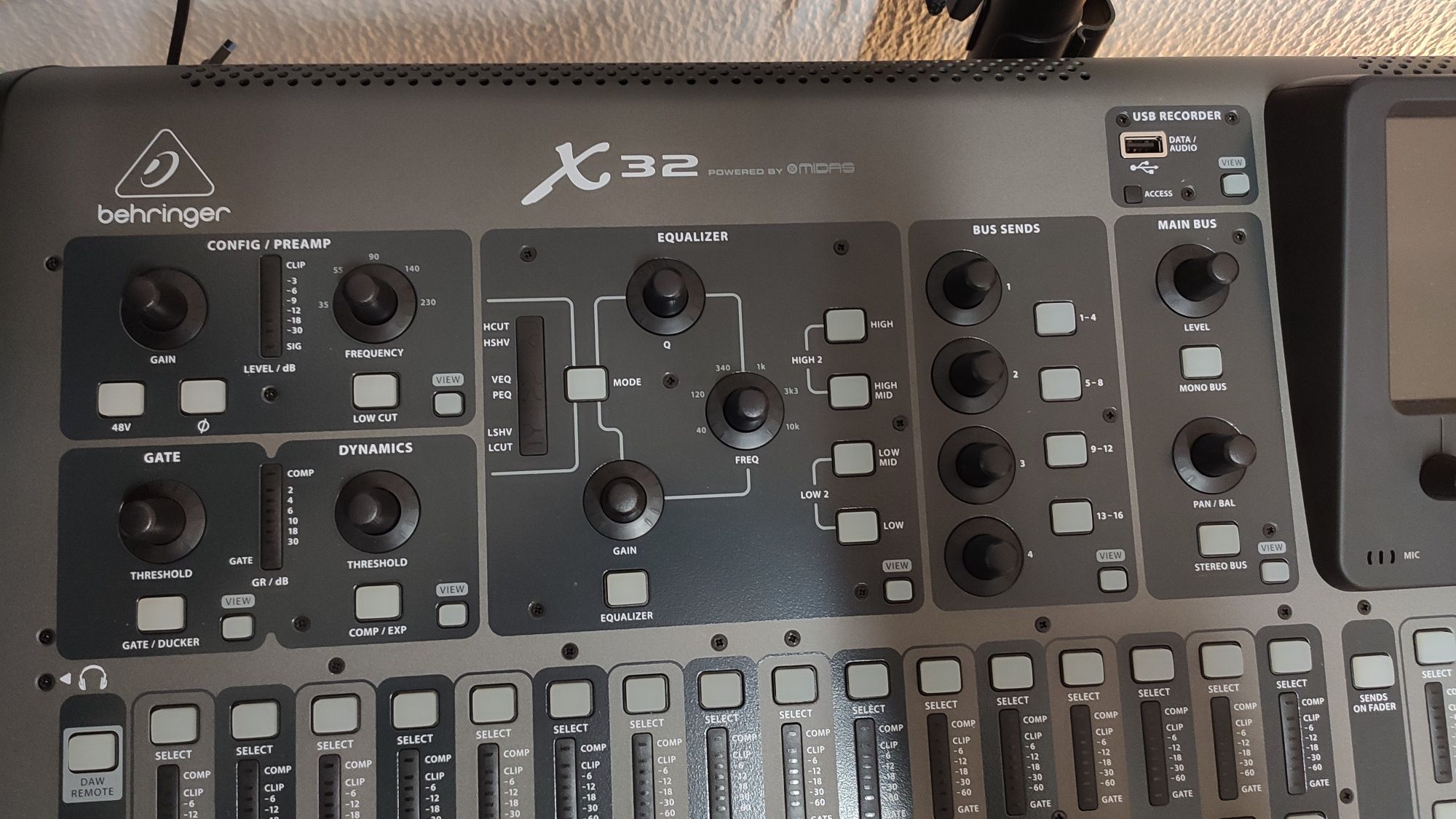 Behringer X32 + Case + X-Live Card + Decksaver – Como Nova!