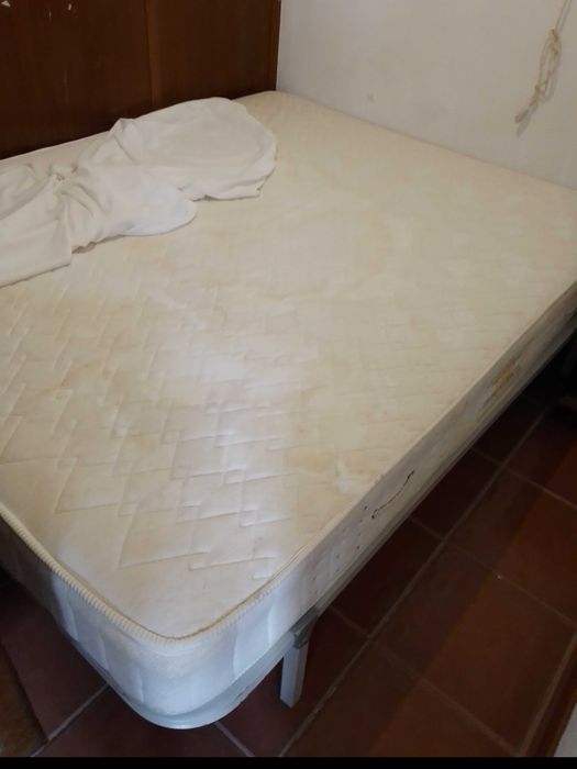 4 estruturas (e respectivos estrados) + 4 colchões de casal