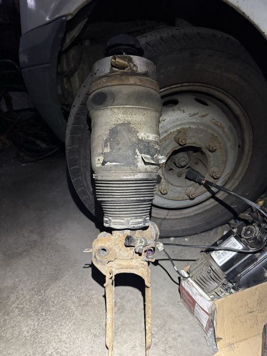 Передня ліва Стойка Audi Q7 4L