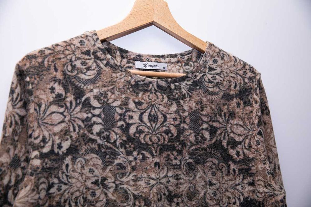 Oryginalny sweterek w gobelinowy wzor