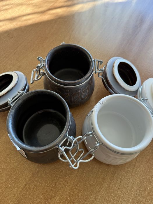 Eleganckie, dekoracyjne słoiczki z miodów