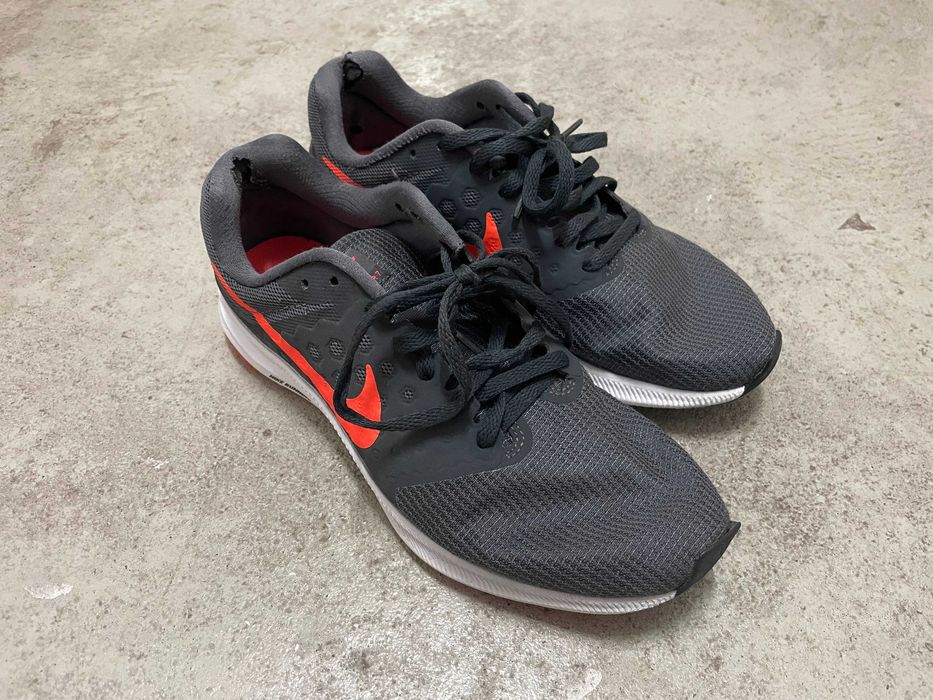 Sapatilhas Nike Pretas com Detalhes Vermelhos Tamanho 40 - Homem