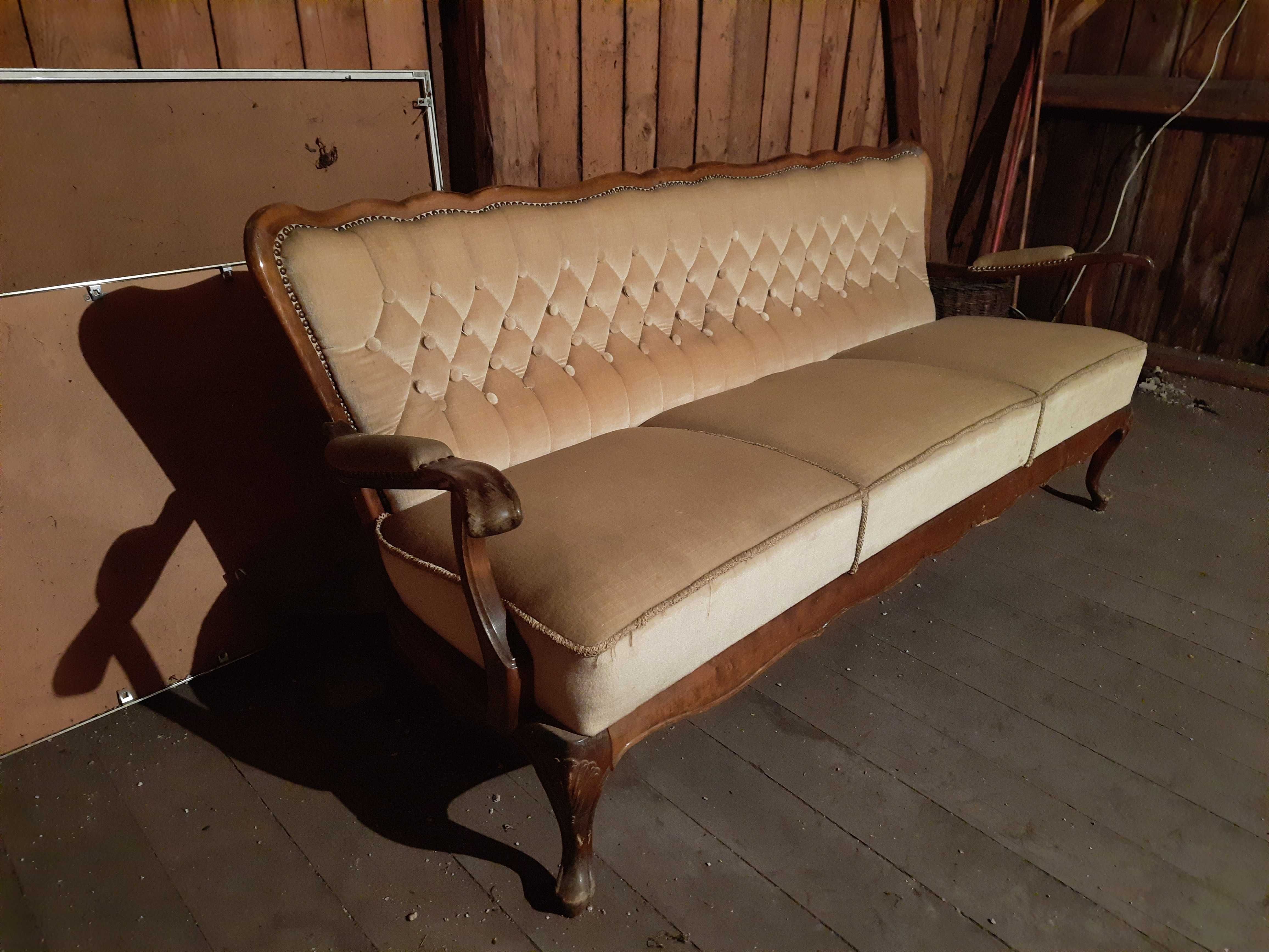 Stylowa sofa vintage z lat 50/60 – klasyka w stylu Ludwik XV