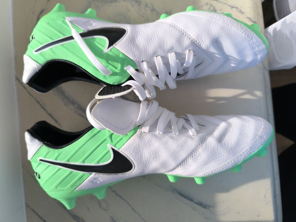 Nike Tiempo biało-zielone SKóRA naturalna 44,5, 28,5 cm
