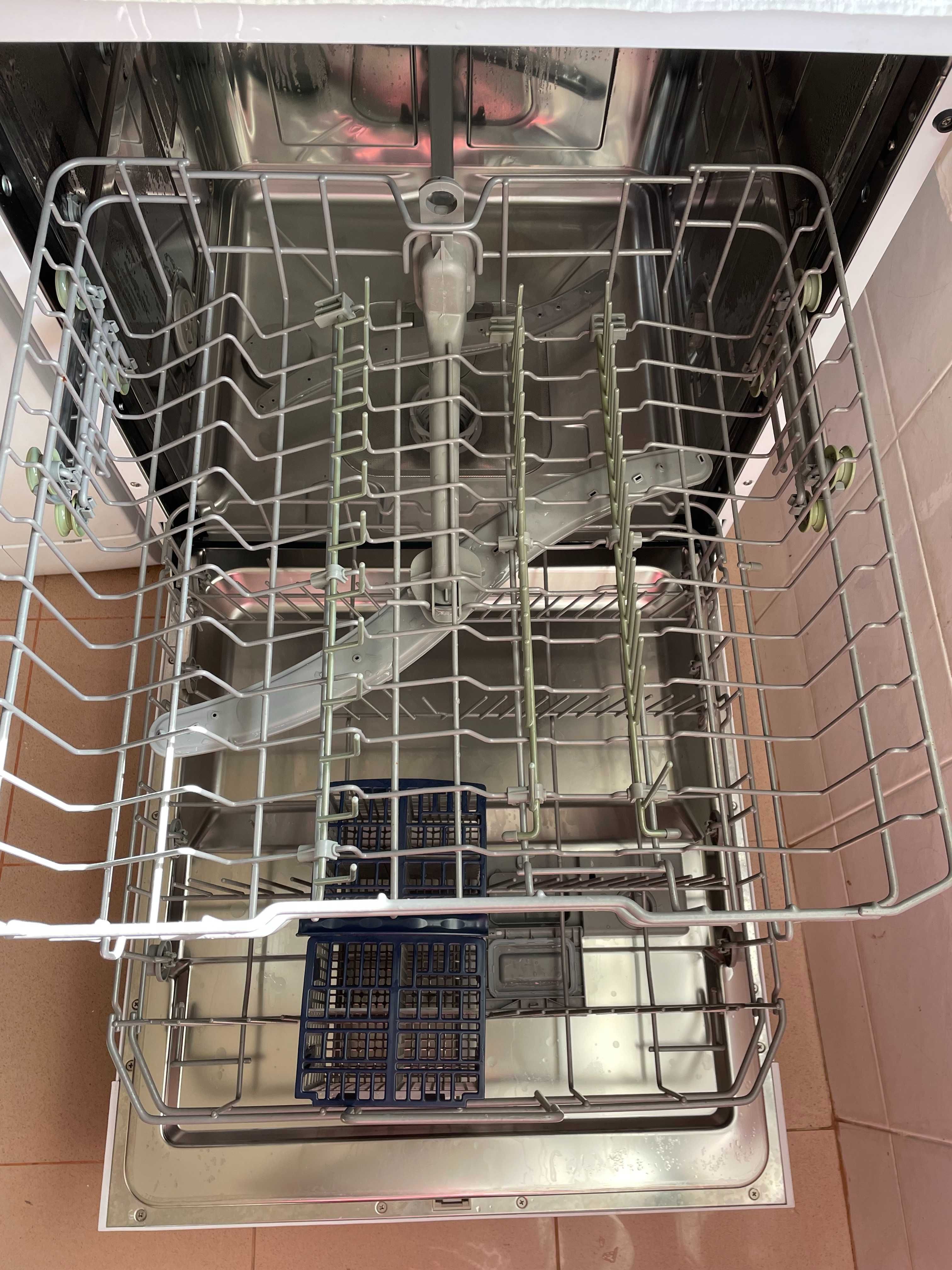 Hisense Machine in crockery - HS60240W. Fully Automated Dishwasher.