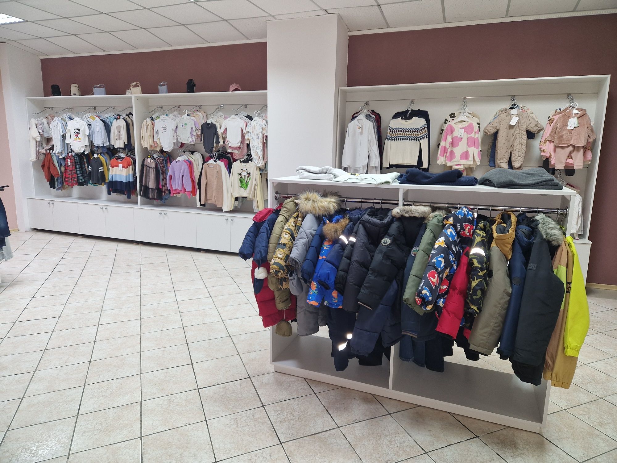 Меблі для магазину одягу