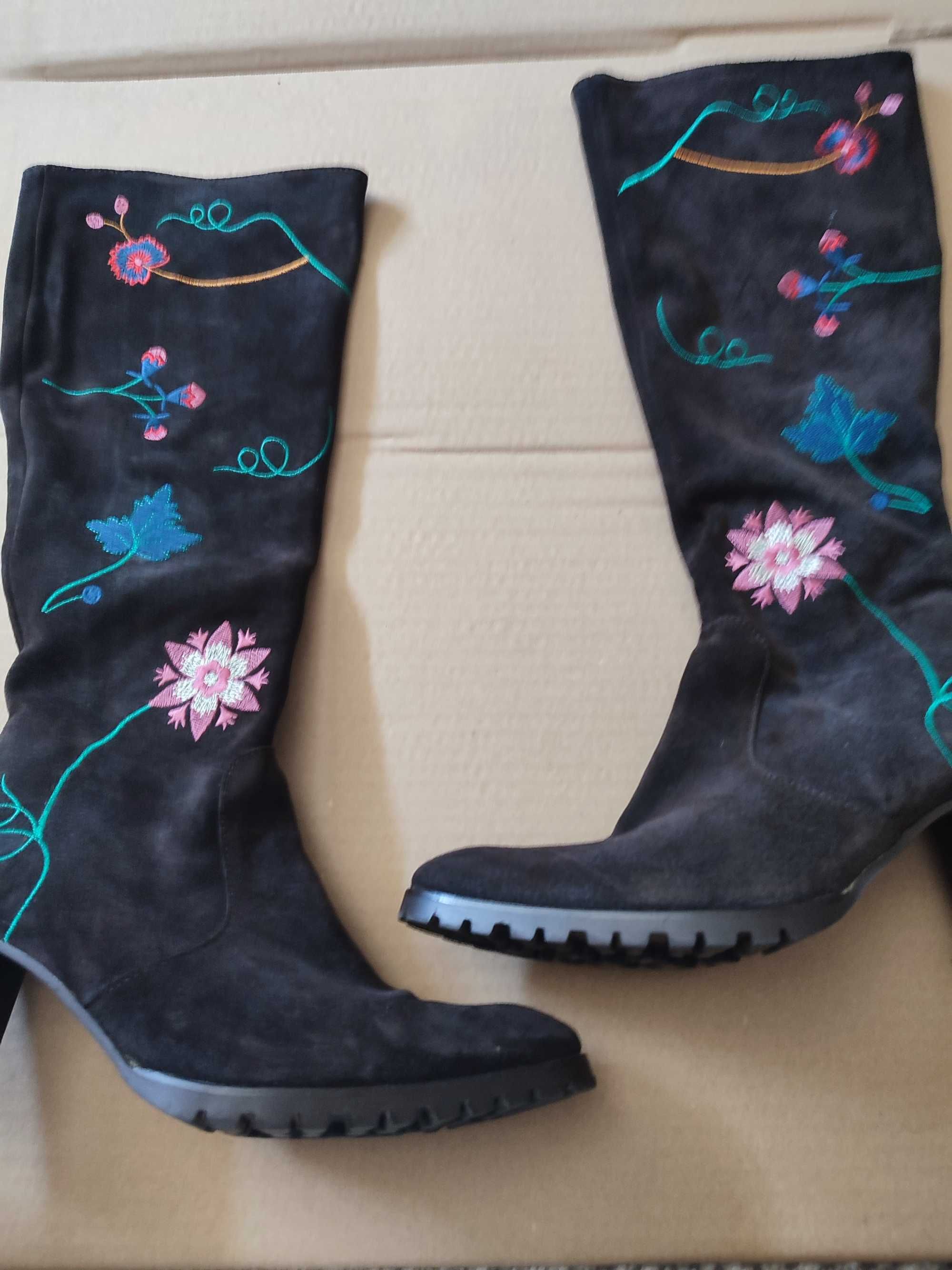 Botas em pele Café Noir (Novas) com flores bordadas