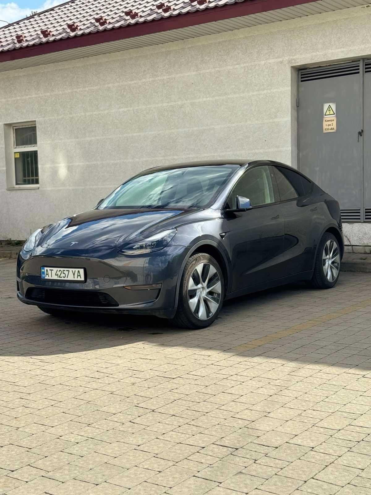 Tesla Model Y 2024