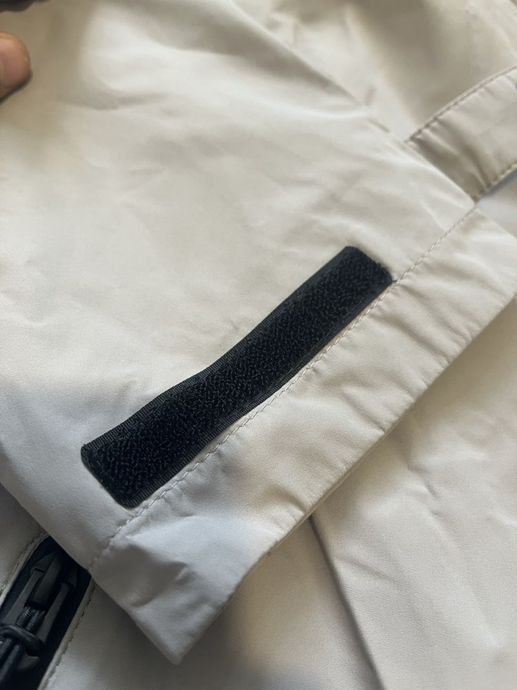 Продаю чоловічу (унісекс) куртку на мембрані Gore-Tex.